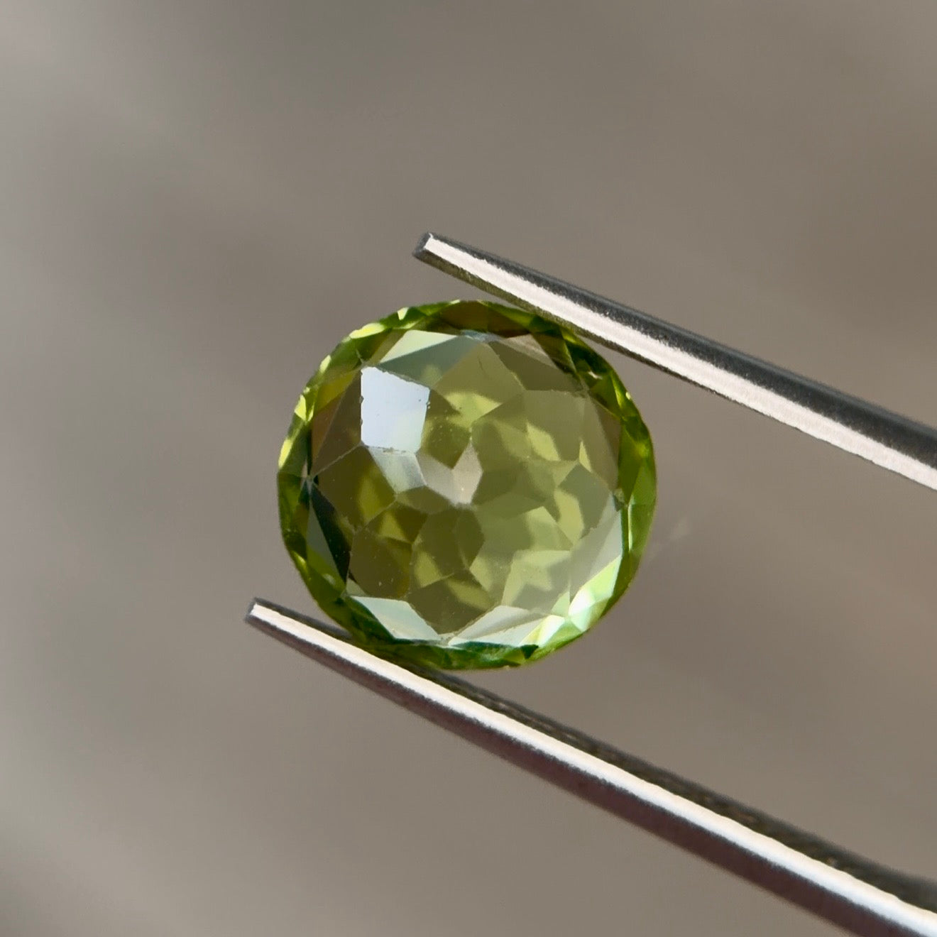 2.44 ct Natural Peridot Olive Green – Round Cut – AIG Certified